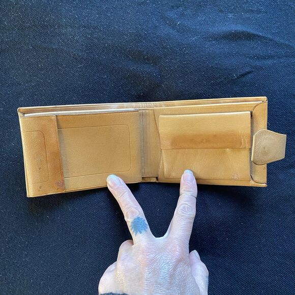 Vintage Tan Leather Bifold Wallet. Snap Closure. New But With Blemish. USA. - Picture 4 of 15